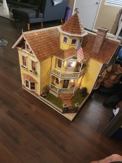 Vintage dollhouse sea side