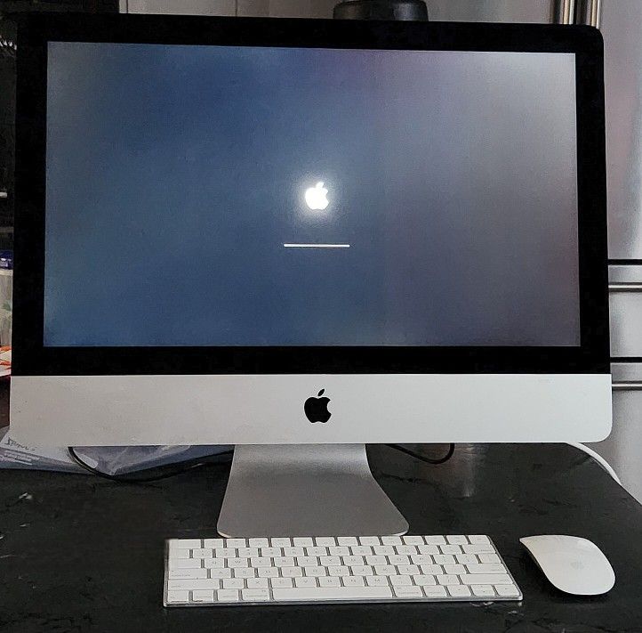 Apple iMac 21.5" COMPUTER w/cordless keyboard +mouse OBO