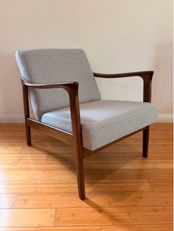 Mid Century Modern Lounge Chair Light Gray Solid Wood Frame BRAND NEW
