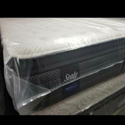 Queen bed pillow top 