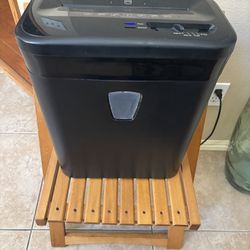 Staples 8 Sheet Cross-Cut Paper & Credit Card