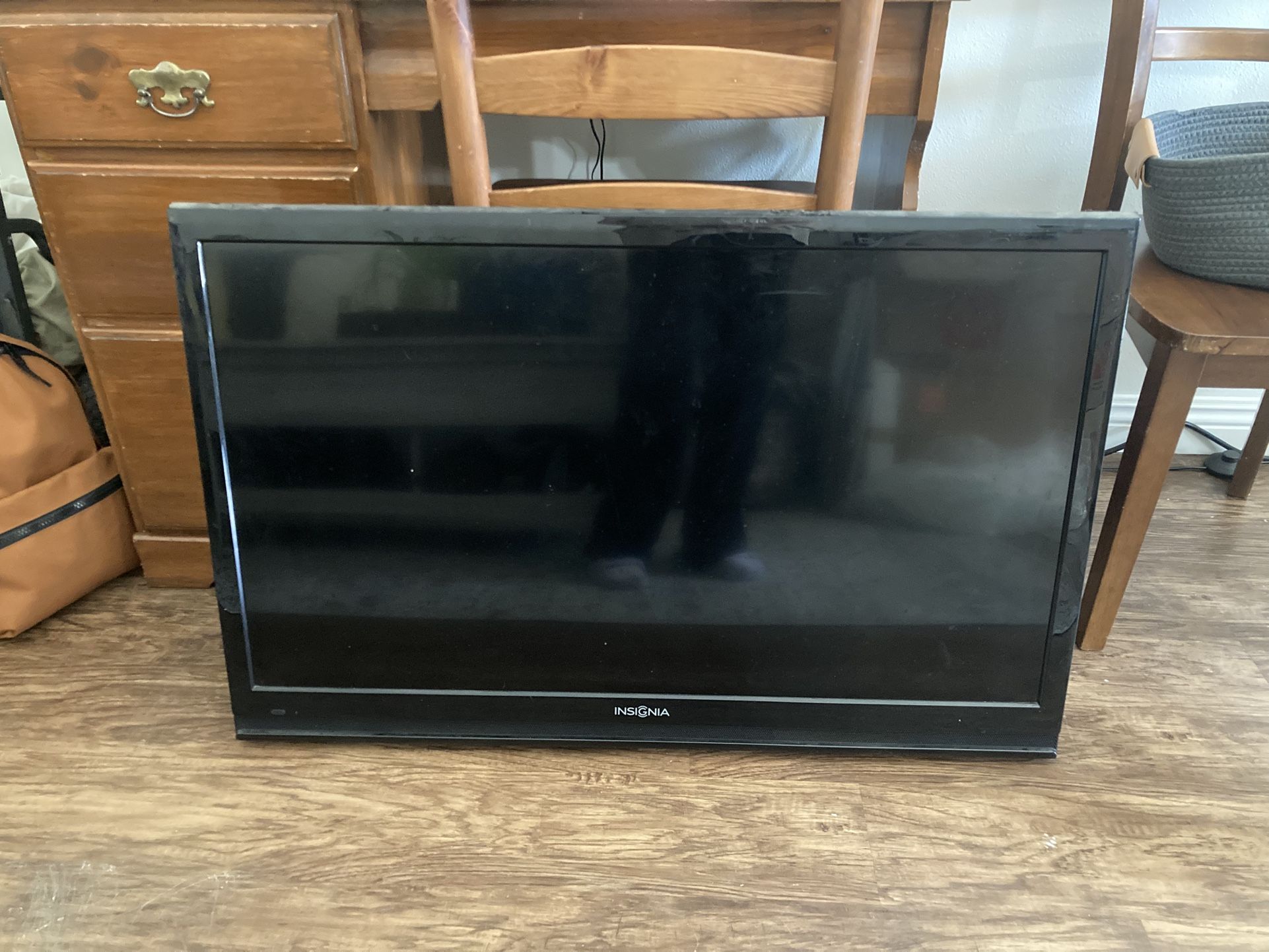 32” Insignia TV