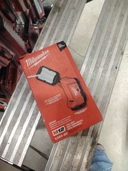 Milwaukee M12 Rover Flood Light