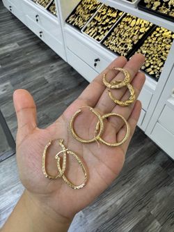 10KT Gold Elegant Earrings