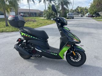 2024 Italica Diablo 150 Scooter garage kept only  720 mile