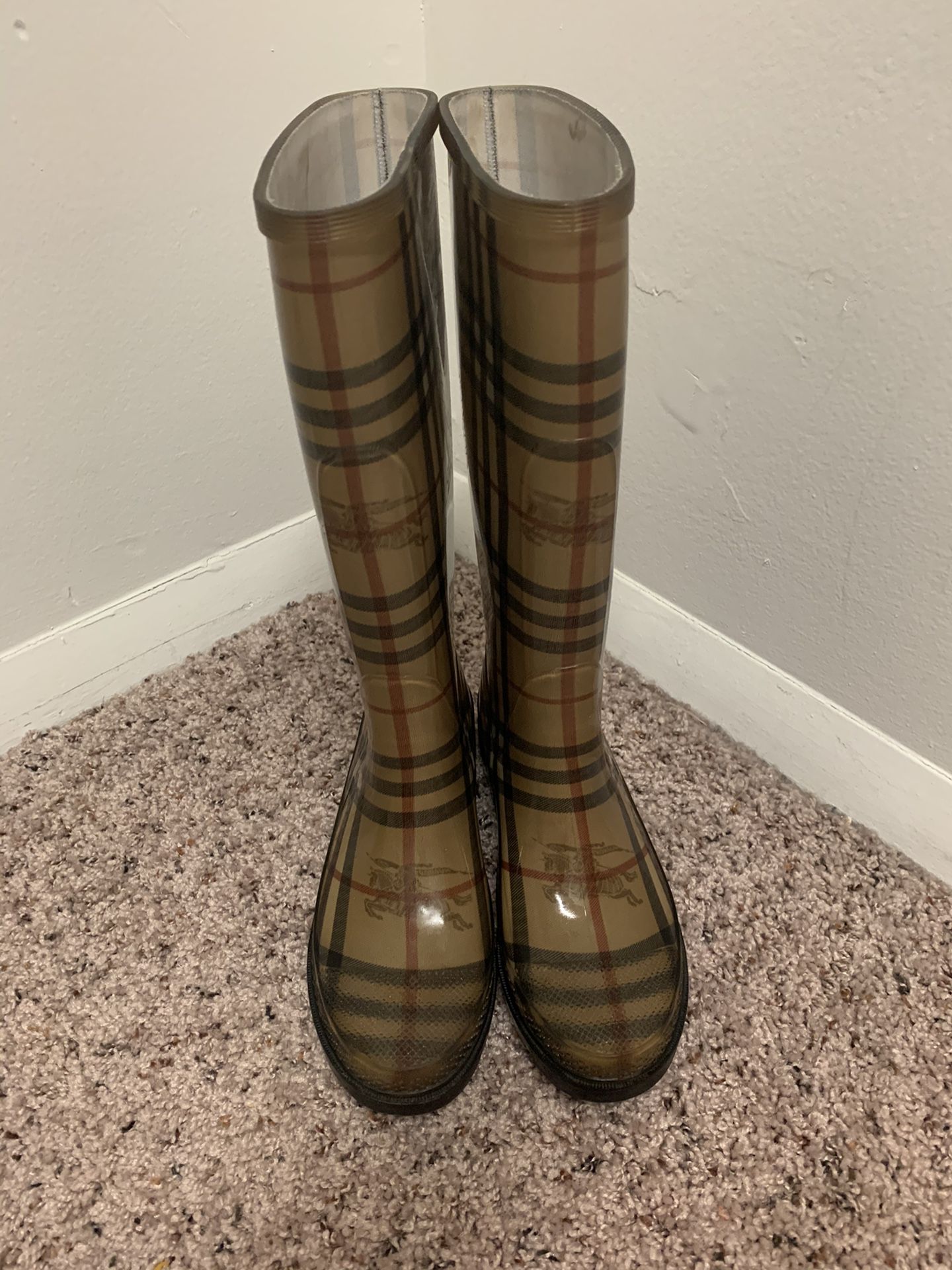 burberry women’s rain boots.