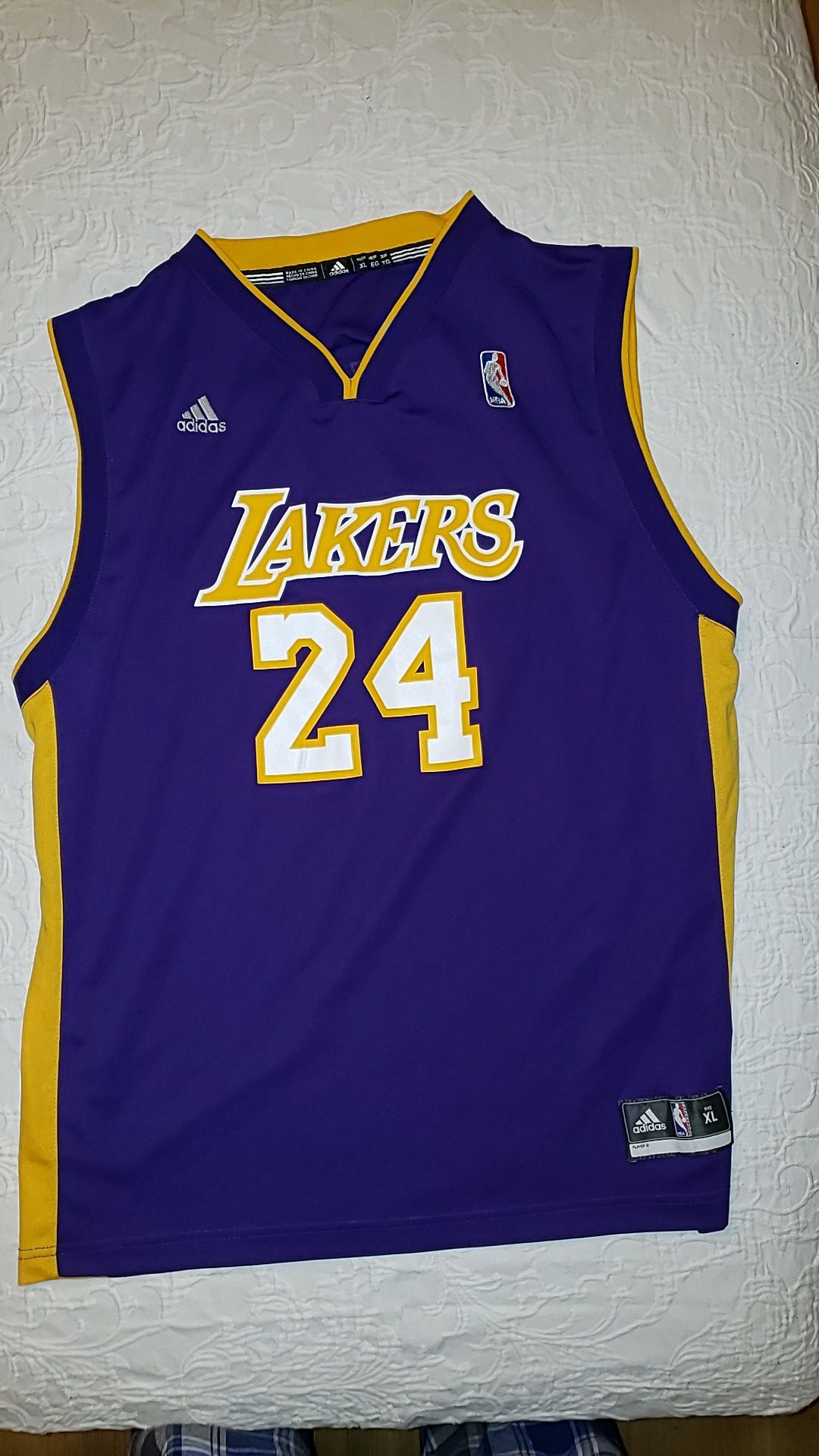 24 Kobe Bryant Lakers Jersey. Size XL