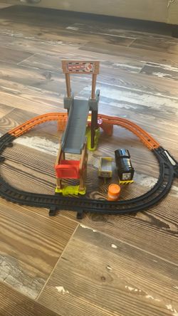 Thomas & Friends Diesel's Lift & Load Construction Set, Motorized Toy Train Playset