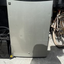mini fridge 