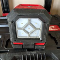 Milwaukee M18 Rover Light