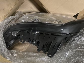 2005-2011 Lincoln Town Car Headlight