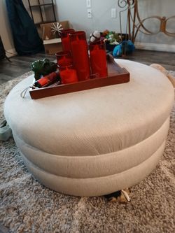 Round swivel ottoman