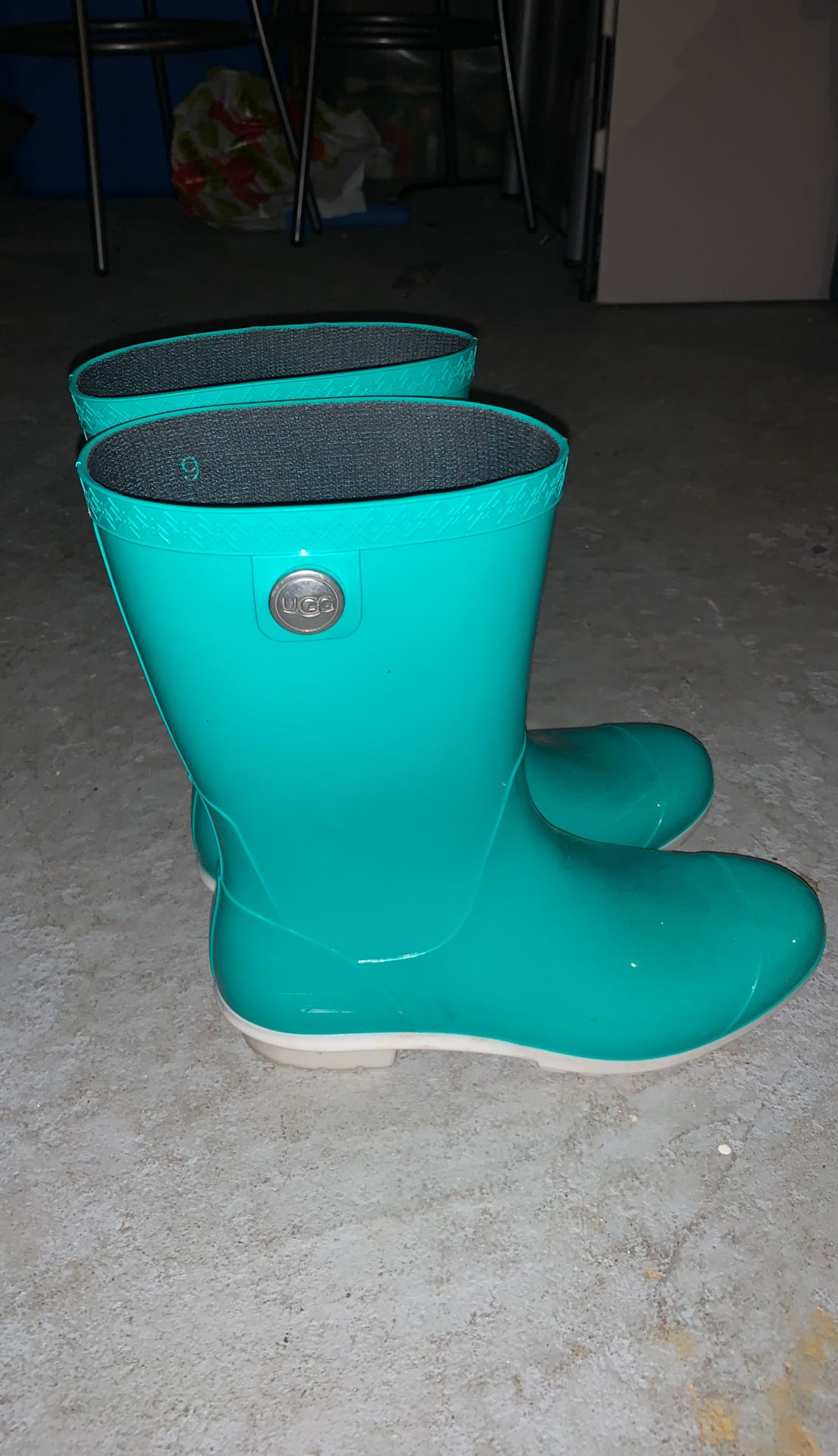 Ugg rain boots women’s size 9 *accepting best offer*