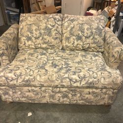 (pending)FREE Loveseat - Camano Island