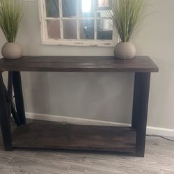 Wood Counsel With 2 Plant Decor