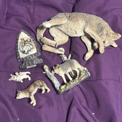 Wolf Statues 