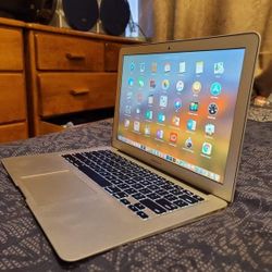 Excellent 11 inch Apple Macbook Air Laptop Computer With Intel Core i5 Proccesor With Programs