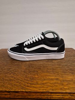 Vans Old Skool Classic Low-Top Skate Sneakers
Women's Size US 9