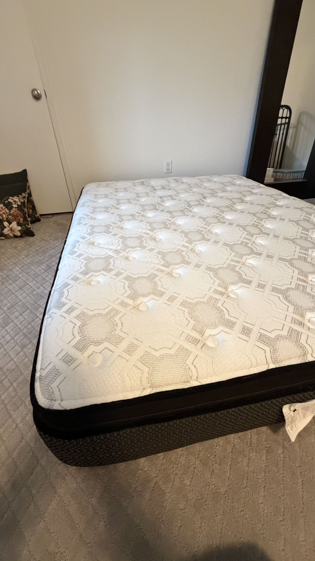 PENDING PICK UP - Sealy Mattress Queen “FREE”