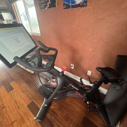 Peloton Bike – Excellent Condition + Accessories Included