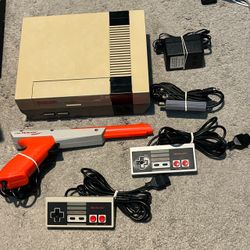 Nintendo NES Console System Bundle w/ 2 OEM Controllers Zapper Cords Tested