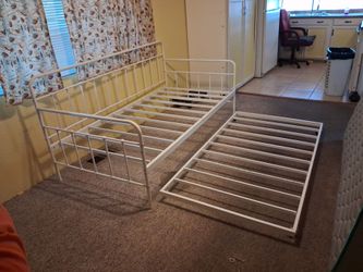 White Metal Daybed Frame with Trundle