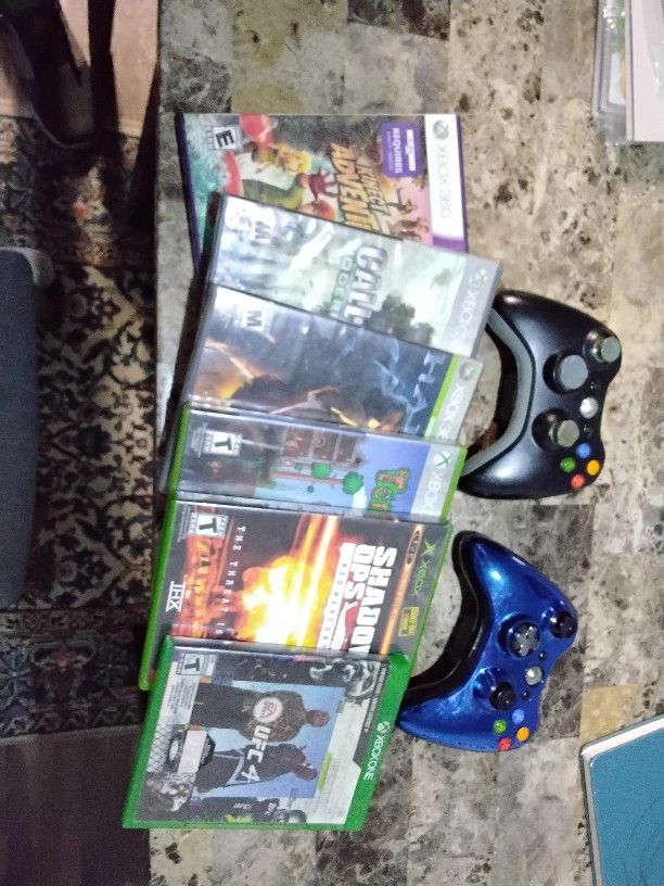 XBOX 360 CONTROLLERS  W/GAMES