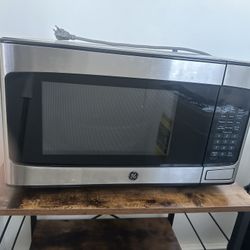 GE - 1.1 Cu. Ft. Countertop Microwave with Convenience Cooking Controls - Stainless Steel