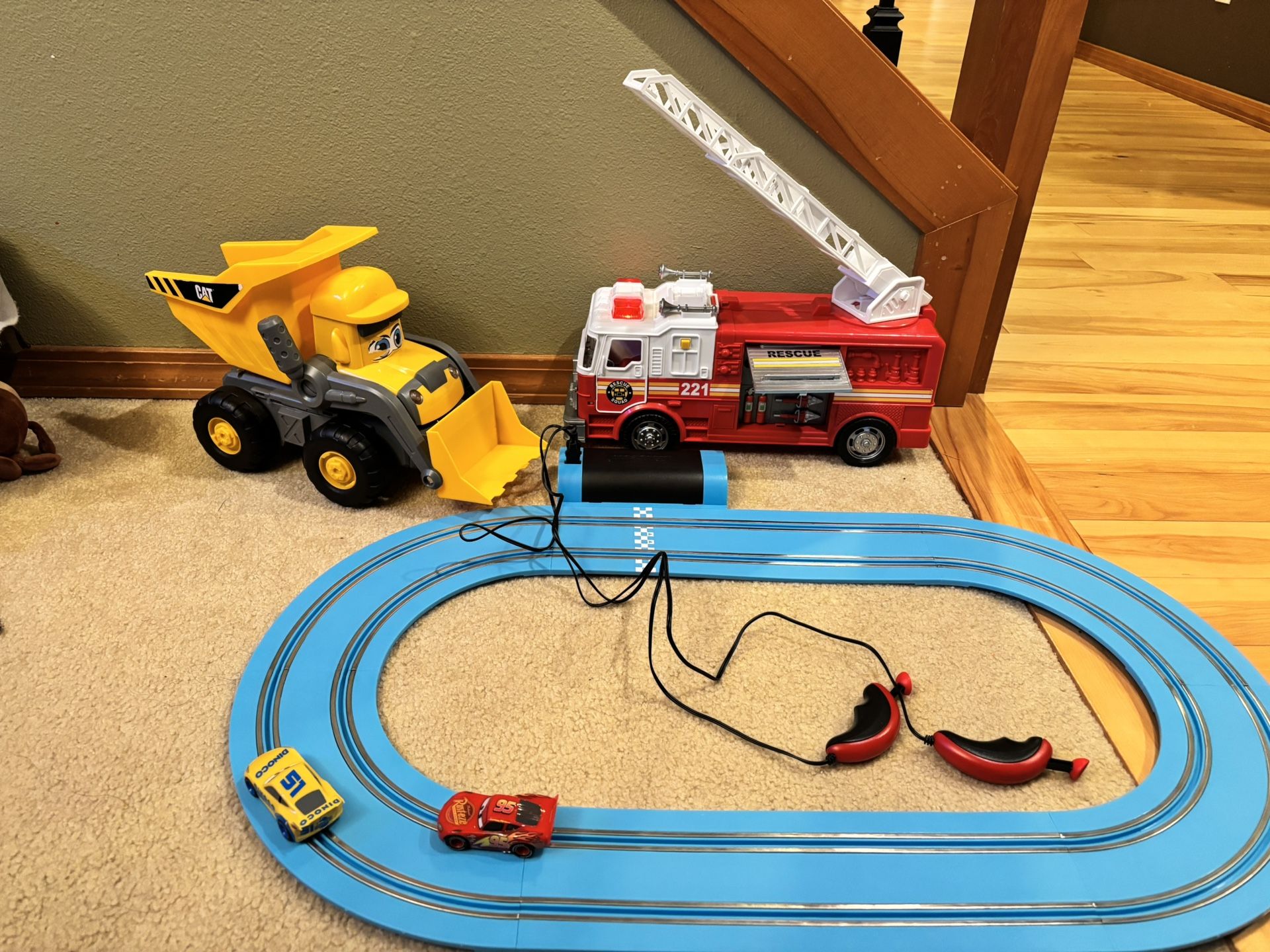 Boy/kid Toy Vehicles - Dump Truck, Fire Engine And Race Track