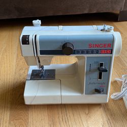 Singer Featherweight Plus Sewing Machine