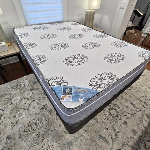 Queen size pillow top mattress