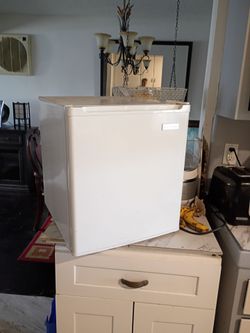 Mini fridge like new low hours