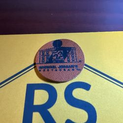 Capture a piece of basketball history with this exclusive set of 2 Chicago Bulls championship cups, commemorating their iconic wins in 1991 and 1992. 