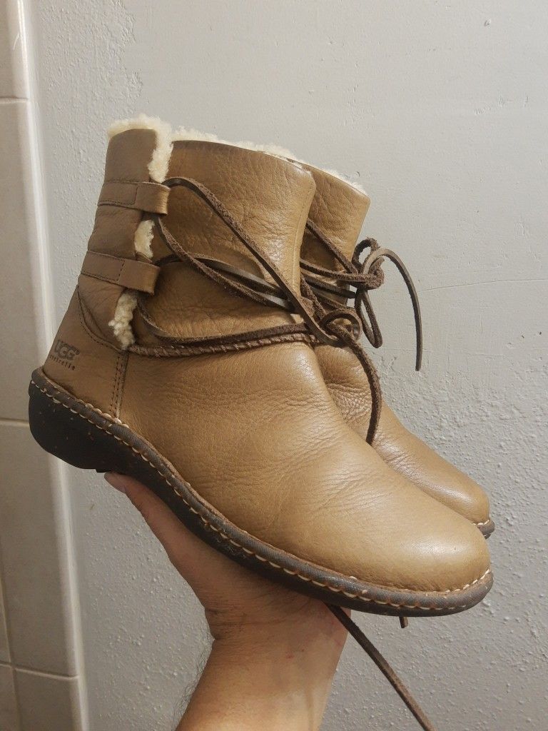 UGG AUSTRALIA  CASPIA womens leather sheepskin ankle boots, size 9