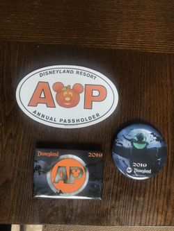 Annual pass holder magnet and buttons pins