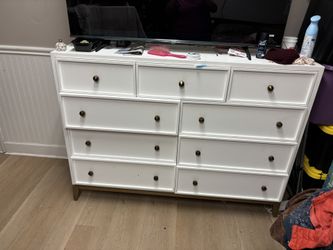 Beautiful Dresser 9 Drawers