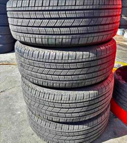 235 55 19 Michelin tires Con 80% de Vida Las 4