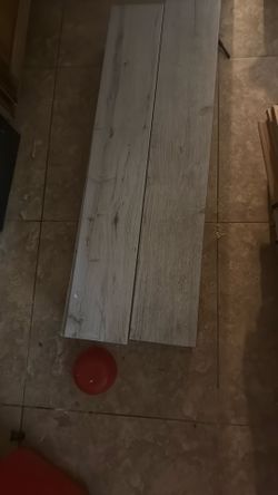 (32) Pcs Of Tile Light Grey Or Smokey Get Color 