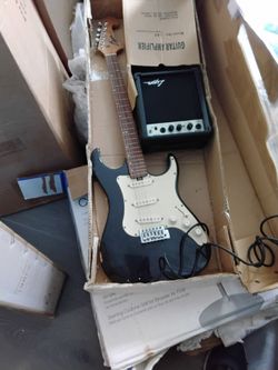 Guitarra eléctrica con su equipo de amplificador de sonido de uso dev250 la vendía ahora 125 por mudanza poco uso dos cuerdas rota equipo de amplicar 