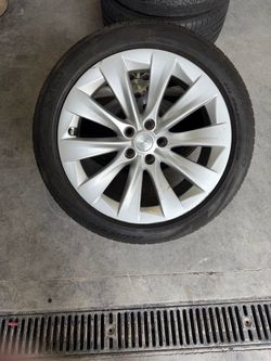255/45r20 Tesla Wheel and tire