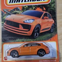 1/2 Matchbox 2022 Porche Macan 