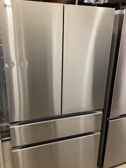 LG 36 in 26 cu.ft. Counter-Depth MAX 4 Door Refrigerator New Scratch and Dent