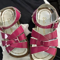 Toddler Saltwater Glossy Sandals $15