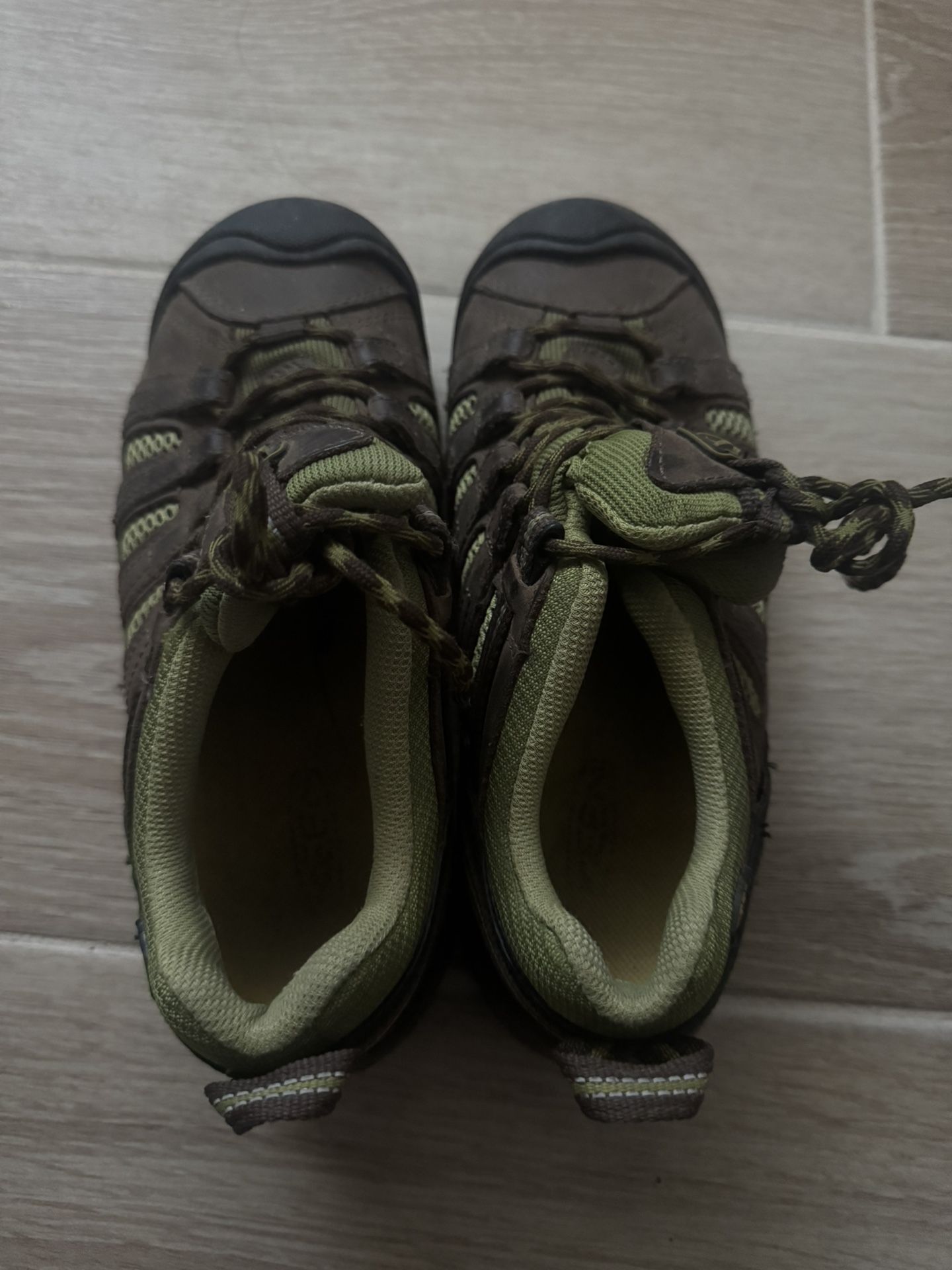 KEEN Voyageur Leather Low Top Hiking Shoes