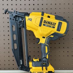 DeWalt DCN660 20V 16GA 2-1/2" Angled Finish Nailer w/5Ah Battery