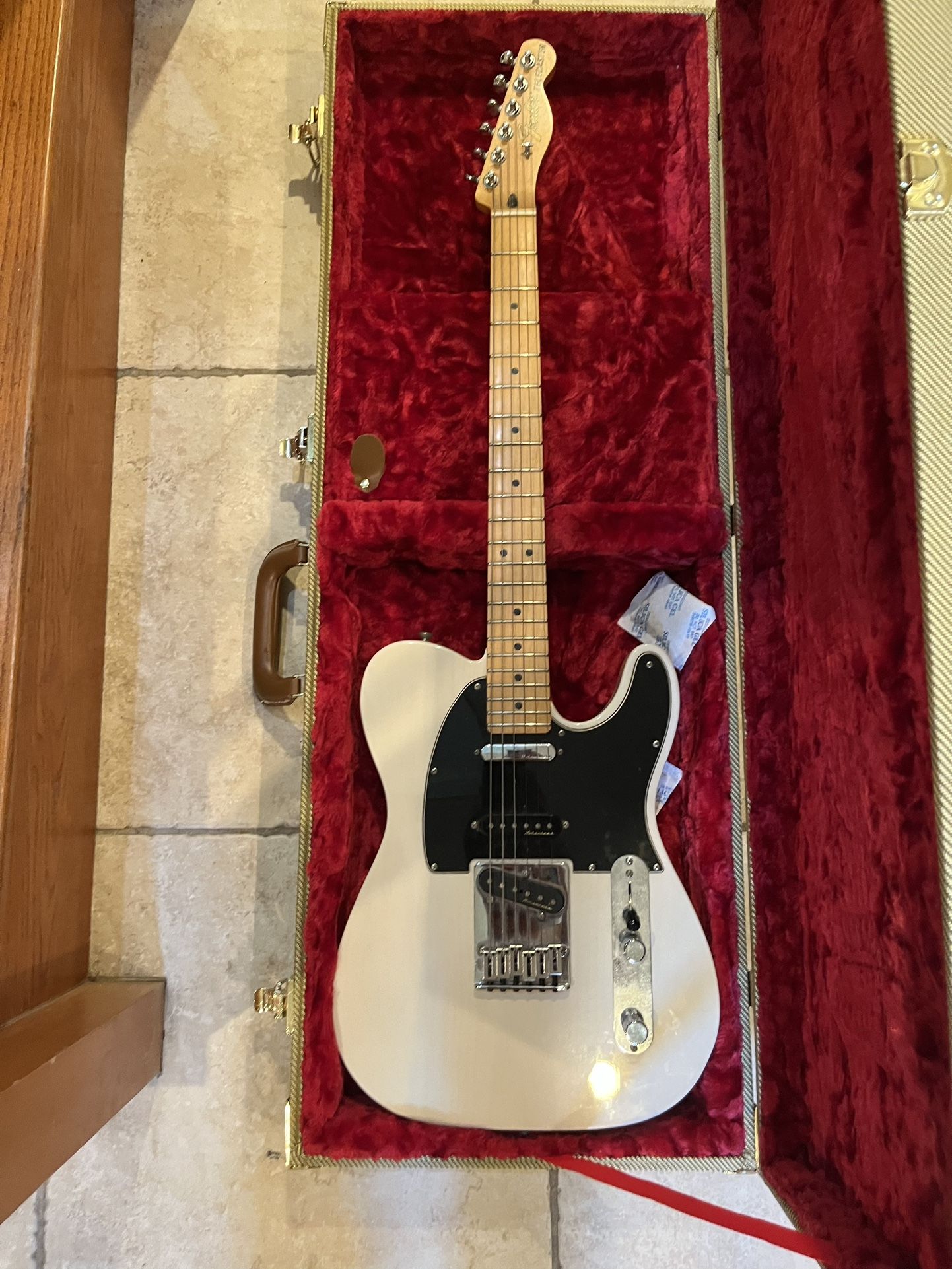 Fender MIM Nashville Deluxe Telecaster  (Mint) w/ Roadrunner Tweed Case (Brand New) 