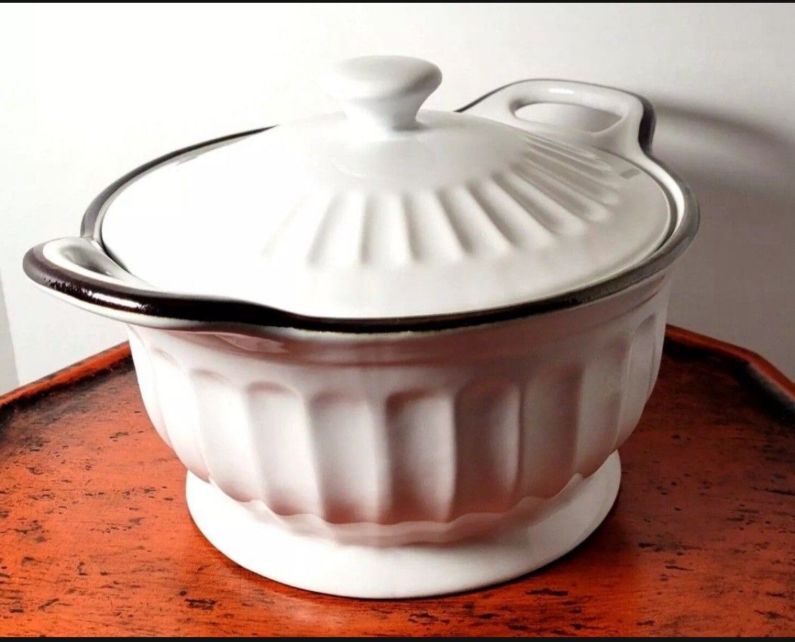 Appetit white stoneware casserole (11" across 5" deep) brand new no box
