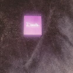 A Gold Two-piece Wedding Band Woman