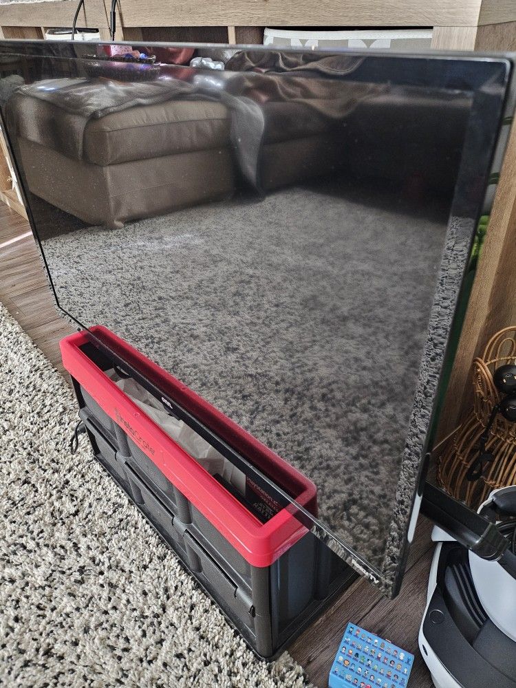 32 In Onn Roku HD TV Great Condition 