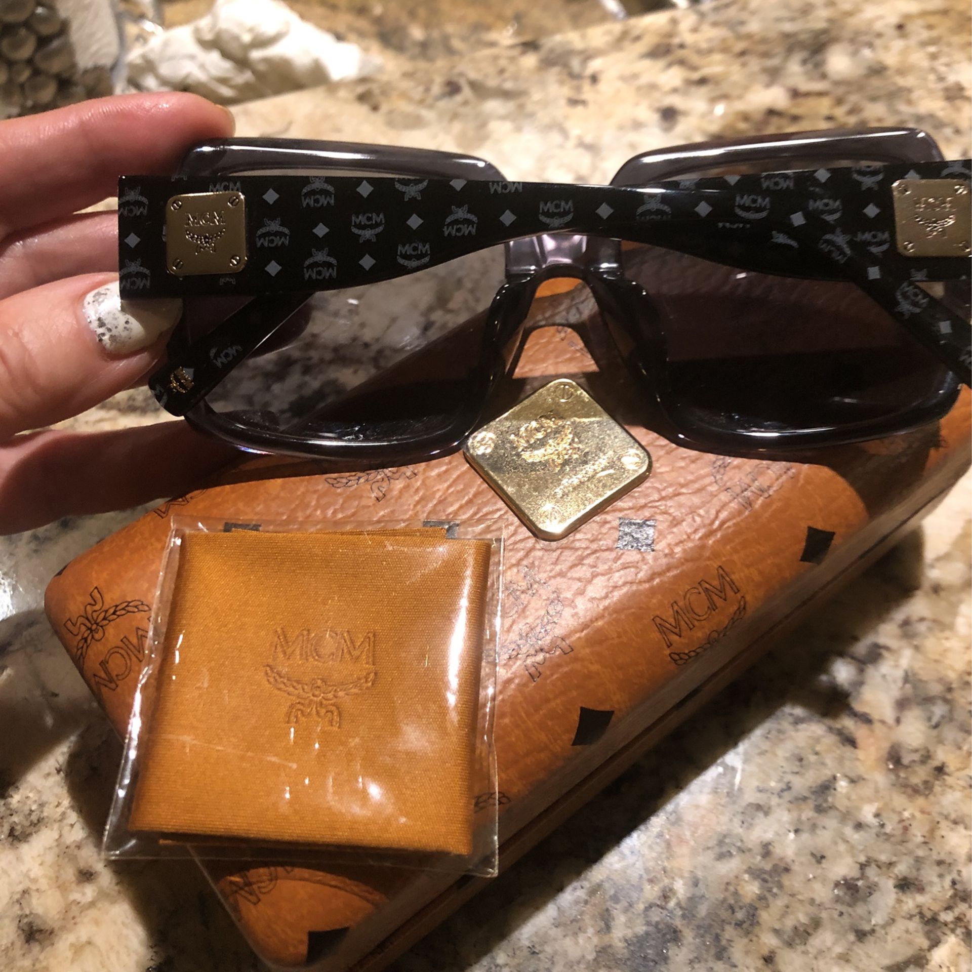 Mcm Sunglasses In A https://offerup.com/redirect/?o=Q2FzZS5OZXc=